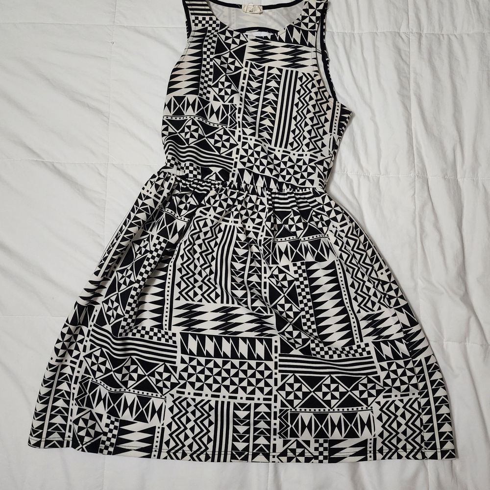 Geometric Black and White Sleeveless Dress
